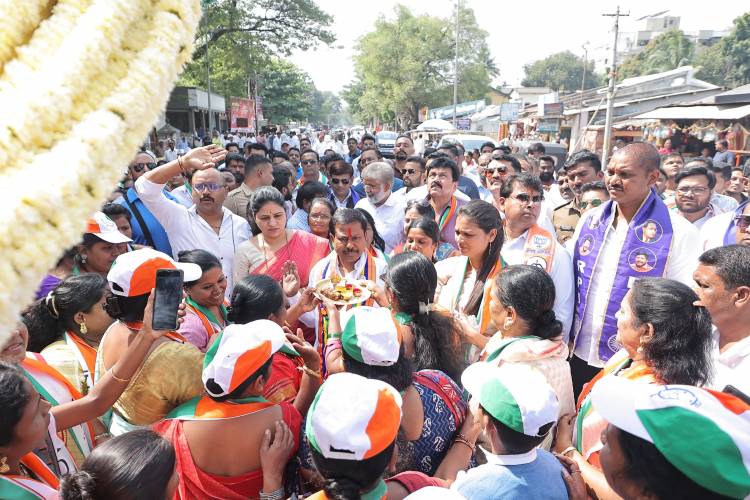 दापोडी मध्ये आमदार अण्णा बनसोडे यांची पदयात्रा लाडक्या बहिणींची लक्षणीय उपस्थिती