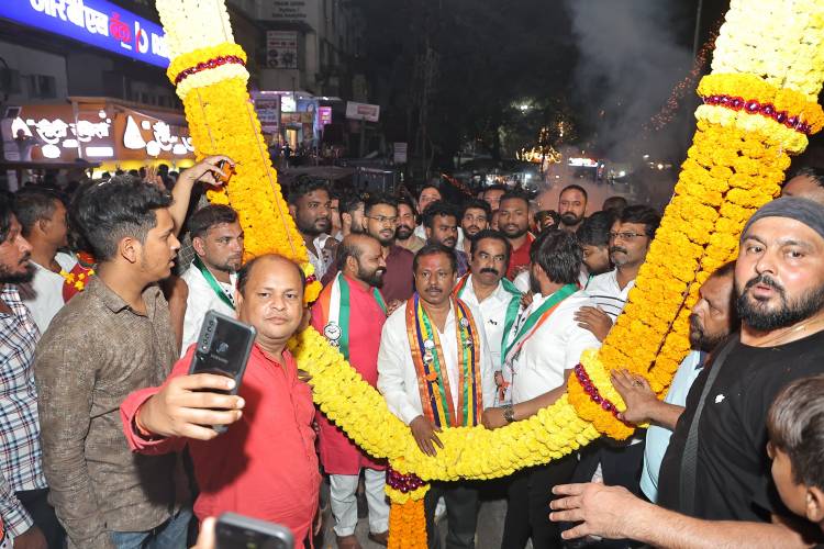 ढोल ताशाच्या गजरात मिरवणूक, फुलांची उधळण करत स्वागत अन् औक्षण करून दिले आशीर्वाद
