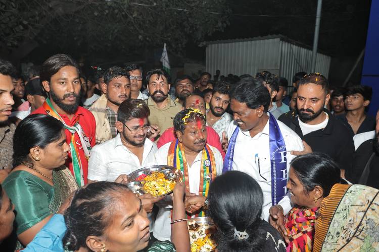 ढोल ताशाच्या गजरात मिरवणूक, फुलांची उधळण करत स्वागत अन् औक्षण करून दिले आशीर्वाद