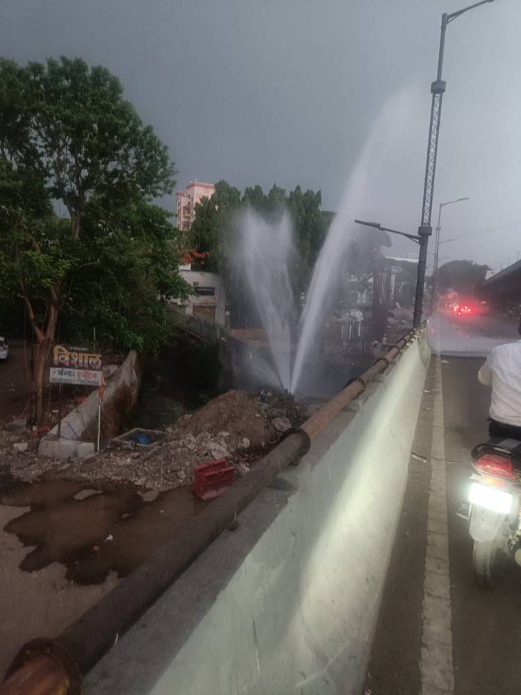 मेट्रोच्या कामासाठी खोदकाम करताना निगडित पुन्हा पाईपलाईन फुटून हजारो लिटर पाणी वाया